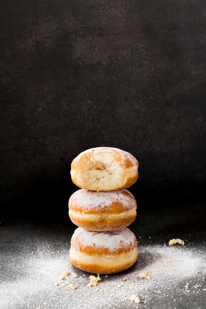 가루 설탕으로 쌓인 도넛의 높은 각도