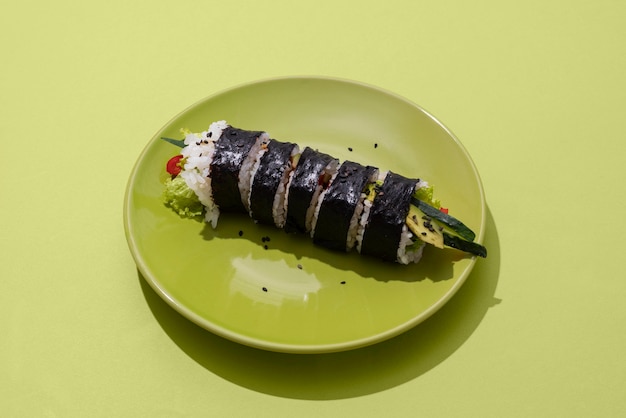 Foto gratuita sushi dall'alto sul piatto verde