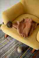 Бесплатное фото Свитер с высоким углом и пряжа на стуле
