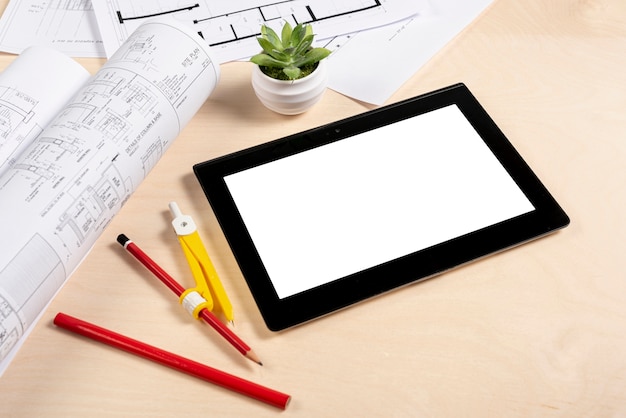 Tablet ad alto angolo su scrivania mock-up