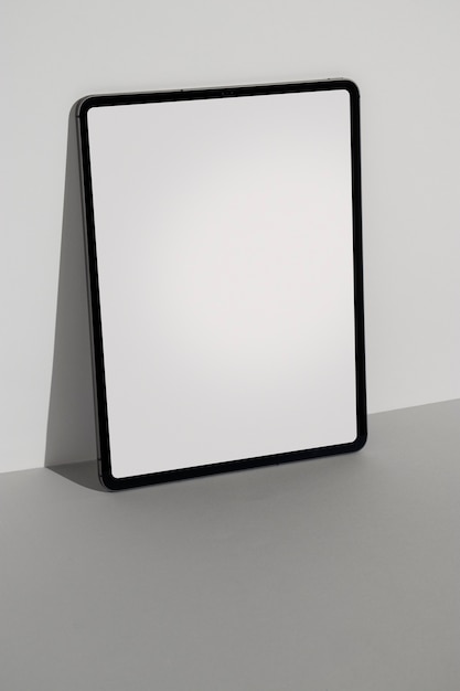 Минимальный дисплей планшета с большим углом обзора на серой поверхности
