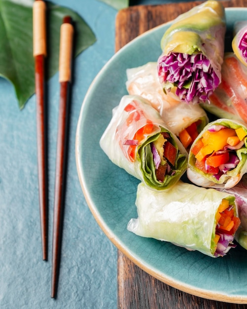 Foto gratuita alimento asiatico saporito dell'angolo alto sulla zolla