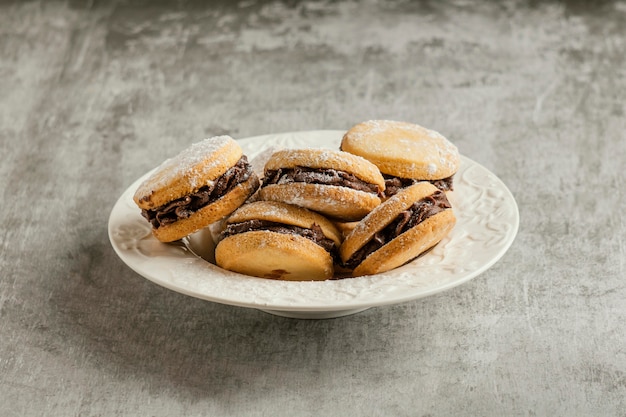 Foto gratuita gustosi biscotti ad angolo alto con ripieno di cioccolato