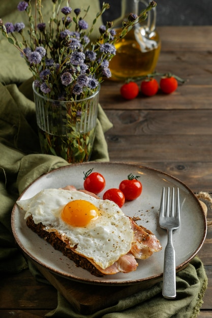 Вкусный завтрак под высоким углом с яйцом и беконом