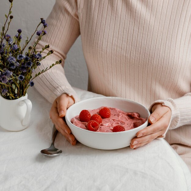 Gustosa colazione ad alto angolo con lampone