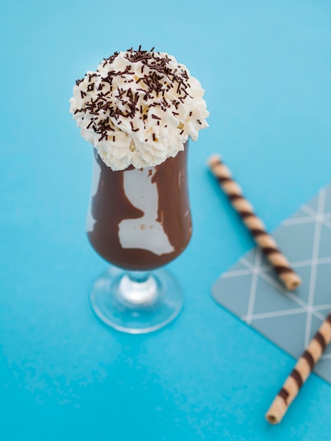 Бесплатное фото Высокий угол вкусного шоколадного молочного коктейля