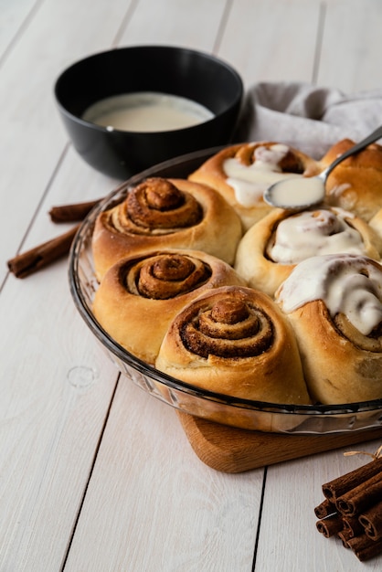 Free photo high angle tasty cinnamon rolls