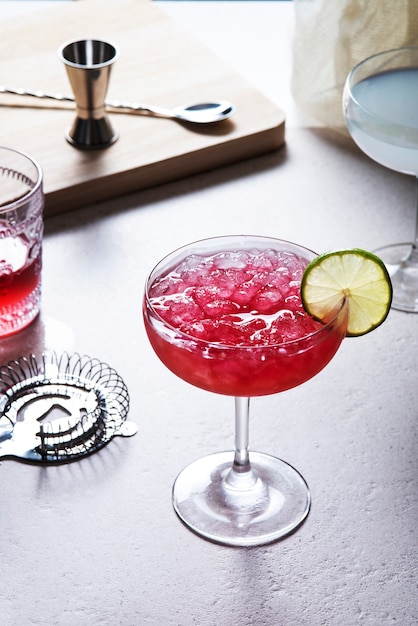 Foto gratuita cocktail gustoso ad alto angolo con ghiaccio