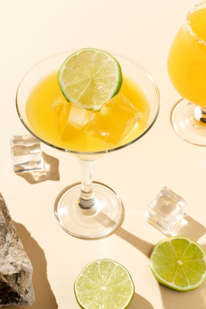 Daiquiri saporiti ad alto angolo e fetta di lime