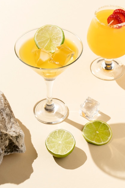 Foto gratuita daiquiri saporiti ad alto angolo con lime