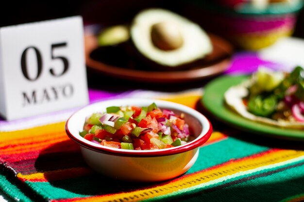 Мексиканская вечеринка с вкусной едой под высоким углом