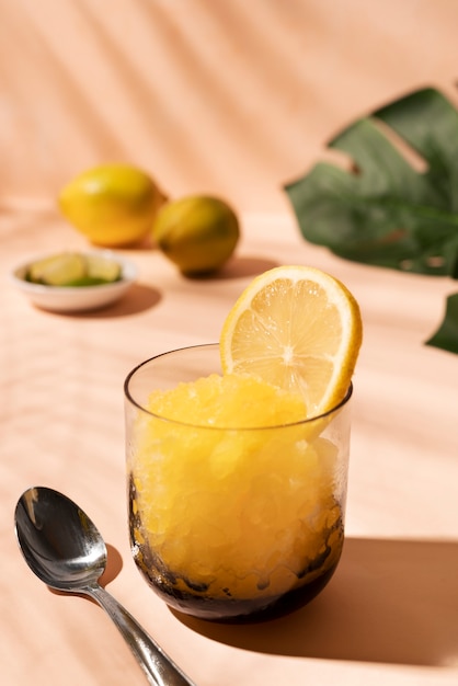 무료 사진 레몬을 곁들인 하이 앵글 맛있는 그라니타 디저트