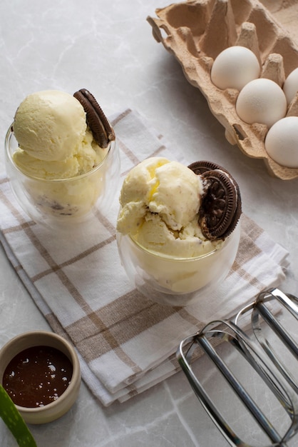 Foto gratuita gelato e biscotti gustosi ad alto angolo