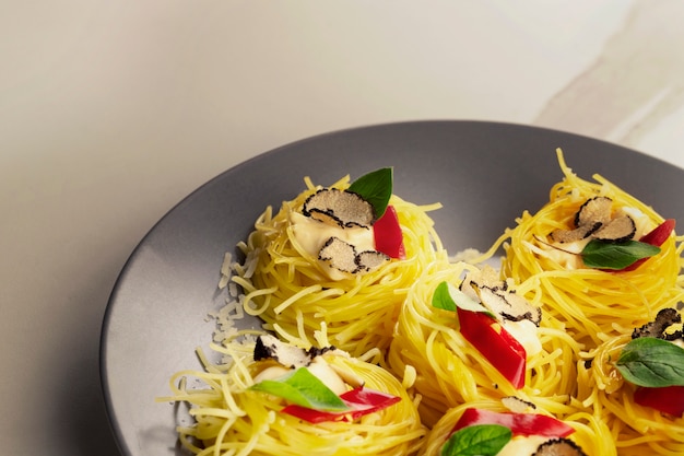 Foto gratuita pasta saporita ad alto angolo con tartufo