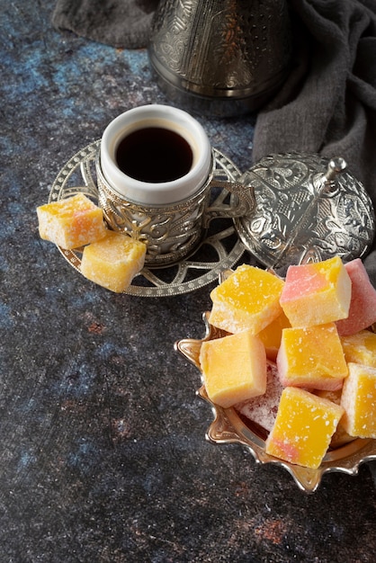 無料写真 ハイアングルのおいしいお菓子とコーヒーカップ