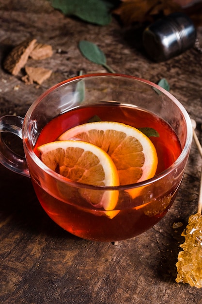 Чай под высоким углом в стакане с лимоном и кристаллизованным сахаром