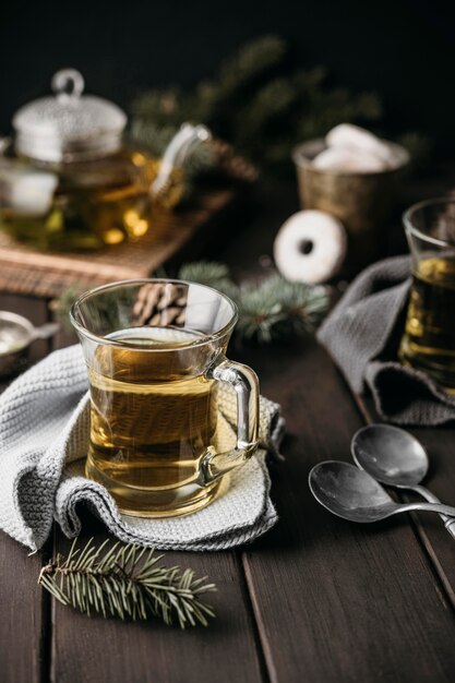 Чай высокий угол в стакане с сосновыми ветками