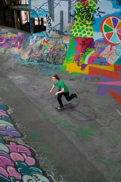 Adolescente ad alto angolo su skateboard all'aperto