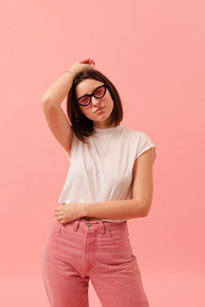 Foto gratuita adolescente dell'angolo alto con gli occhiali da sole