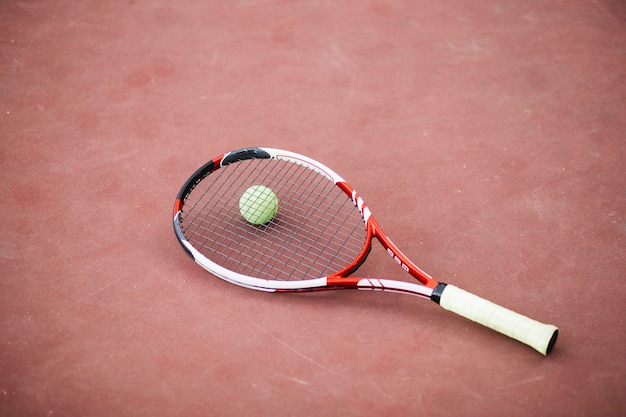 Foto gratuita campo da tennis ad alto angolo con palla e racchetta