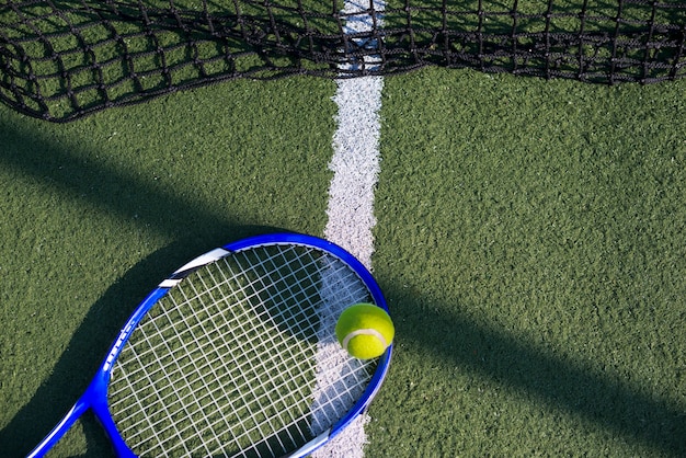 Бесплатное фото Высокий угол теннисная ракетка на поле