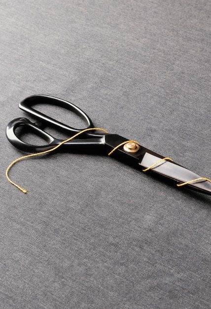 High angle thread and scissors arrangement