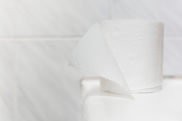 Бесплатное фото Рулон туалетной бумаги высокого угла на ванну