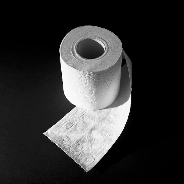 Бесплатное фото Высокий угол рулона туалетной бумаги