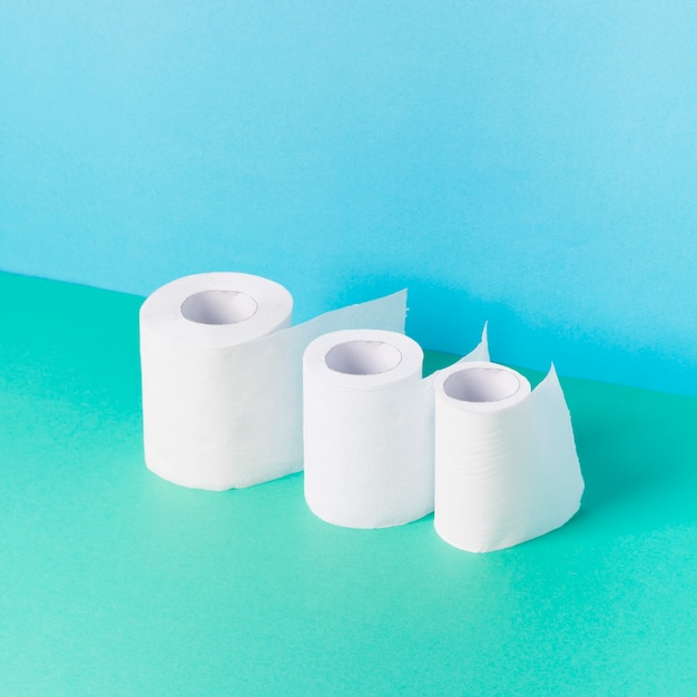 Рулоны туалетной бумаги высокого угла, выровненные