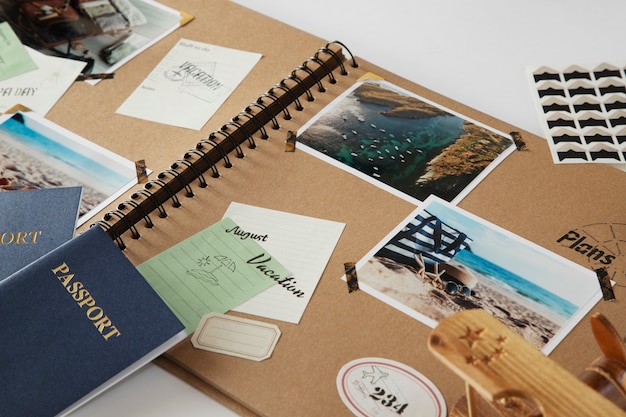 無料写真 ハイアングル旅行スクラップブックとパスポート