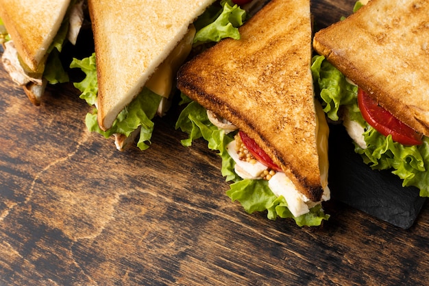 Высокий угол треугольных бутербродов с копией пространства