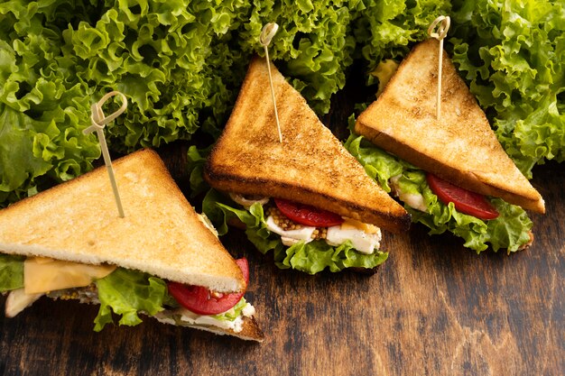 サラダとトマトの三角形のサンドイッチの高角度