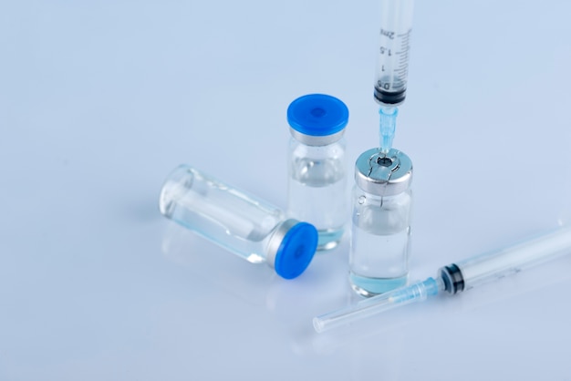 High angle vials and syringes arrangement