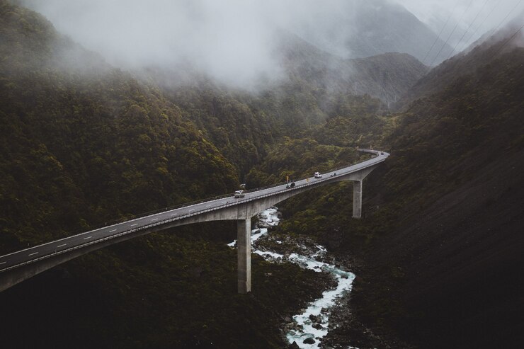 Free Photo high angle view of the arthur's pass, new zealand covered by the fog on a gloomy day