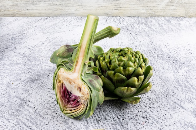 Foto gratuita veduta dall'alto di carciofi e una fetta. orizzontale