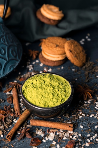 Foto gratuita vista dell'angolo alto del matcha asiatico del tè