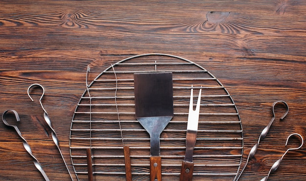 Взгляд высокого угла инструментов барбекю на деревянном столе