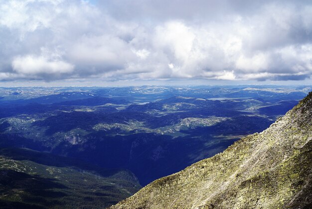 Tuddal Gaustatoppen、ノルウェーの美しい風景の高角度のビュー