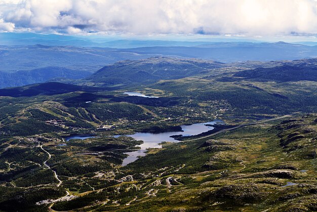Высокий угол обзора красивого пейзажа в Туддал Гаустатоппен, Норвегия