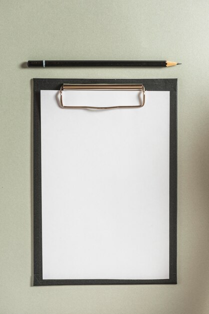 空の白い紙と鉛筆でクリップボードの高い角度のビュー