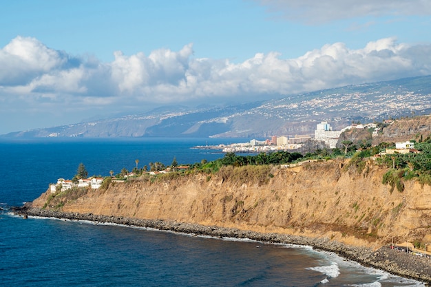 Foto gratuita scogliera della costa di vista dell'angolo alto