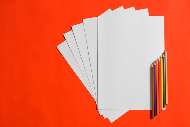 Высокий угол обзора цветных карандашей с пустой бумагой