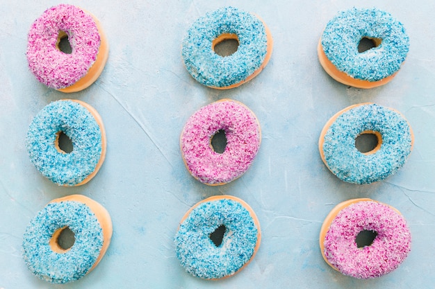 파란색 배경에 화려한 도넛의 높은 각도보기