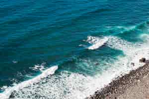 Бесплатное фото Высокий угол обзора кристально чистой водой на берегу моря