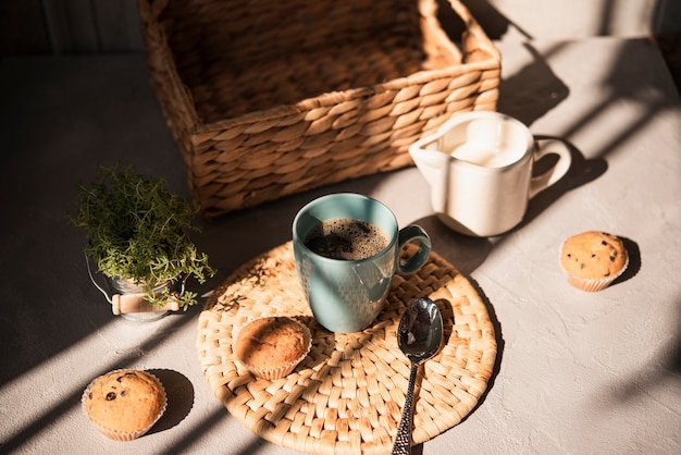 Foto gratuita tazza di caffè di vista dell'angolo alto con latte