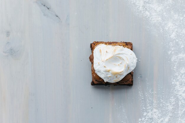 Высокий угол зрения вкусного теста со взбитыми сливками