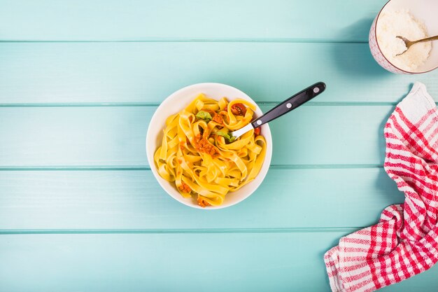 책상 위에 맛있는 tagliatelle 파스타의 높은 각도보기