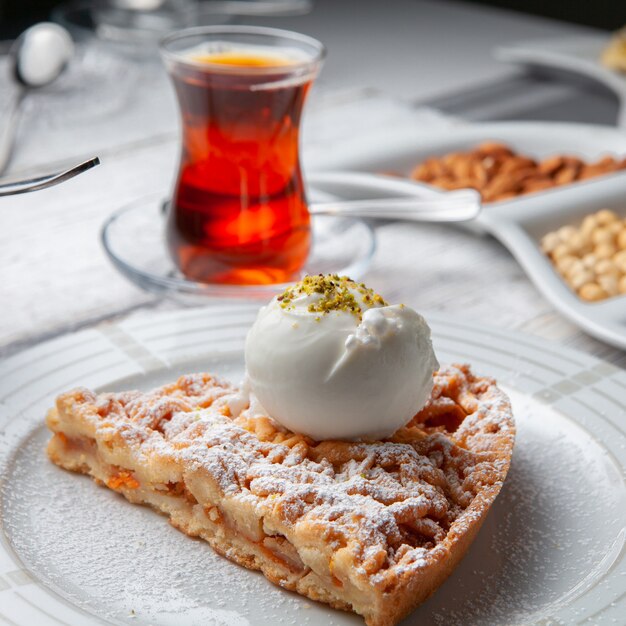 Высокий угол зрения десерт в тарелку с чаем, орехи на белом фоне деревянные.