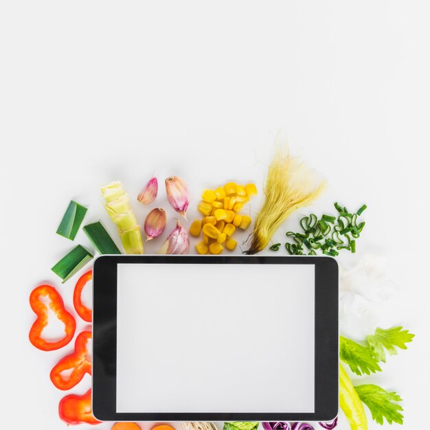 Высокий угол зрения цифровой планшета на свежих здоровых овощах