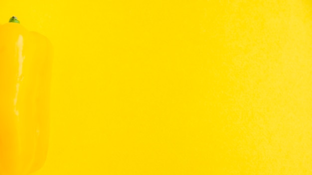Высокий угол зрения свежий перец колокола на желтом фоне